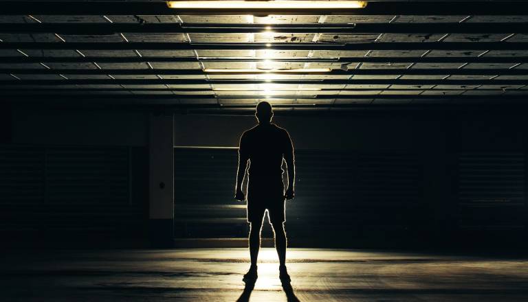 Vlom v trgovino in gostinski lokal, storilec odnesel menjalni denar, cigarete in različne izdelke