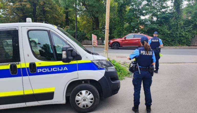 Pod vplivom kokaina je v avtomobilu bežala pred policisti