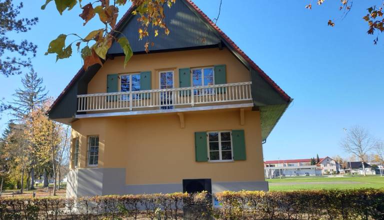 V prenovljeno vilo zmetali jajca, domačini: »Mislim, da je to zavidanje tokratnemu županu«