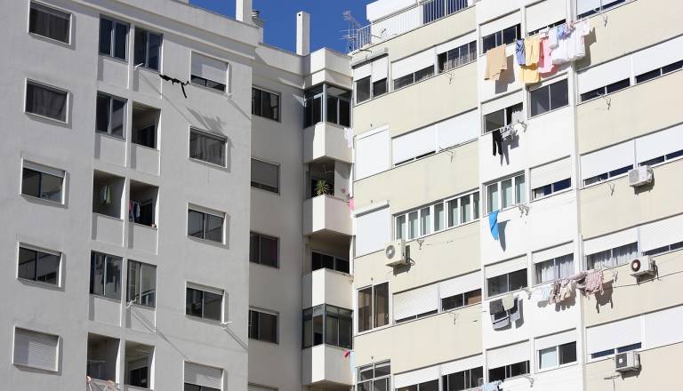 Otrok poklical policijo, ker je na balkonu stanovanja moški streljal s pištolo