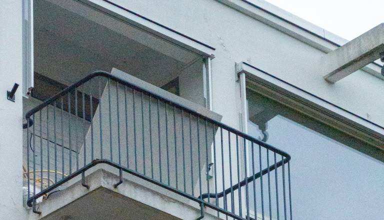 Otrok poklical policijo: Na balkonu stanovanja je moški streljal s pištolo