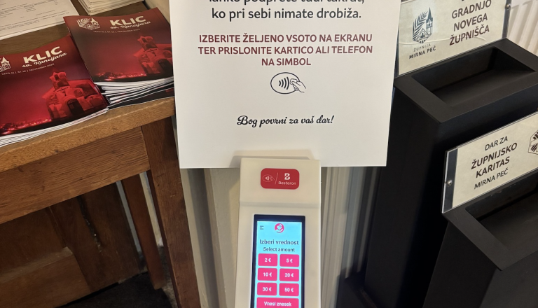 Tudi v tej dolenjski cerkvi lahko darujete s kartico