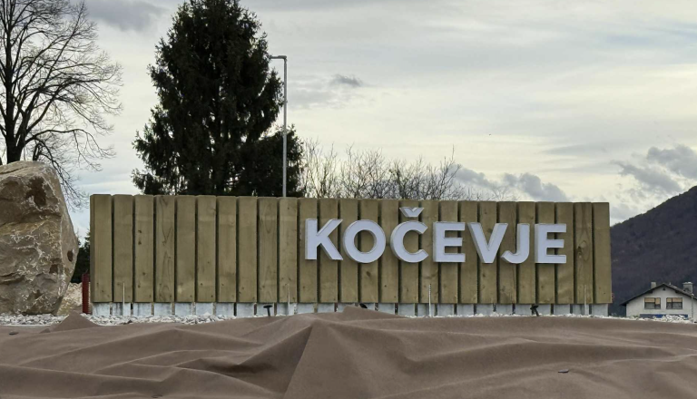 Ob vstopu v Kočevje: krožišče že v novi preobleki, vam je všeč?