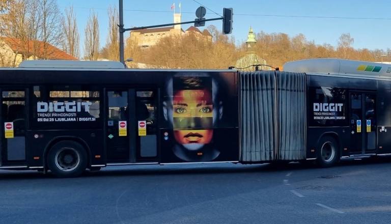 Iniciativa opozarja: Oglasne folije na avtobusih LPP lahko v nesreči pomenijo past za potnike