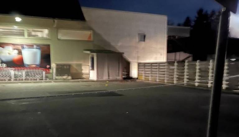 V središču Škocjana ukradli edini bankomat