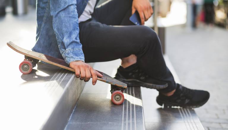 Policija išče voznika rolke, vpletenega v prometno nesrečo v Ljubljani