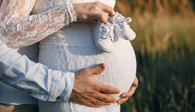 Slovenska igralka Zala Đurić bo kmalu zibala