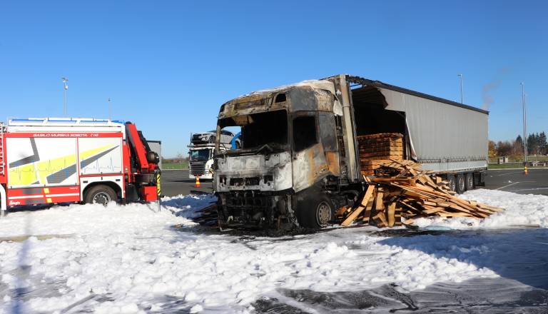 FOTO in VIDEO: V požaru tovornjaka na pomurski avtocesti za 30 tisočakov škode
