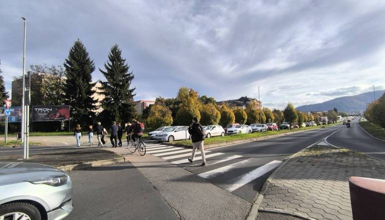 Bi ukinitev prehoda za pešce pri Štuku rešila zastoje na Koroškem mostu?