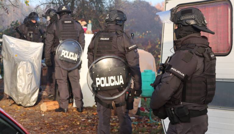 FOTO: V romskem naselju našli 700 kosov različnega streliva, avtomatsko puško, šibrovko, pištole ...