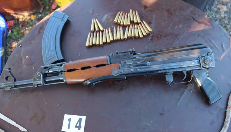 V romskem naselju našli 700 kosov streliva, avtomatsko puško in šibrovko