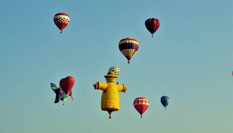 Kam ta konec tedna? Nebo bodo zavzeli pisani baloni, tla pa martinovanja