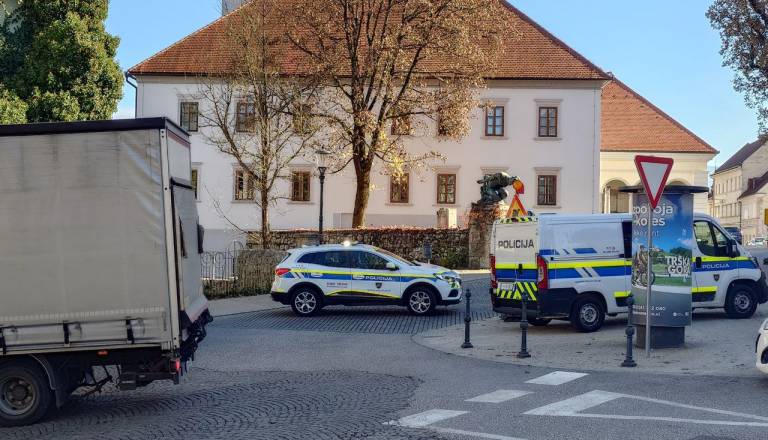 FOTO: Preplah v središču Novega mesta, policijske luči in evakuacija