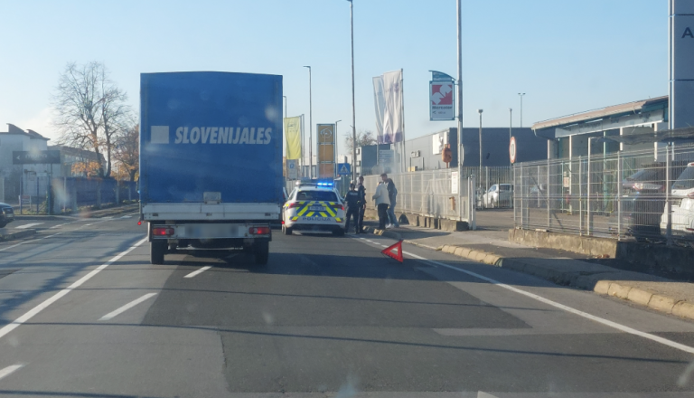 FOTO: Počilo na Industrijski ulici, promet oviran