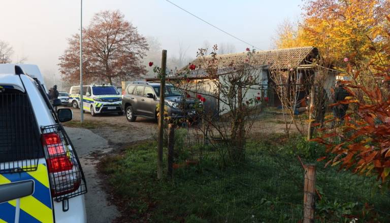 FOTO: Ne boste verjeli, kaj so našli v romskem naselju: 700 kosov različnega streliva, avtomatsko puško, šibrovko, ...