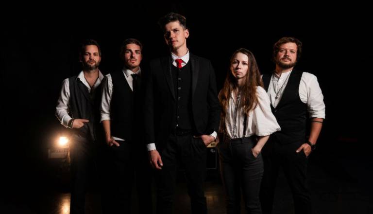 Šesti stopajo na novo pot: Štajerski band z balado, ki zareže v srce, prihaja tudi album