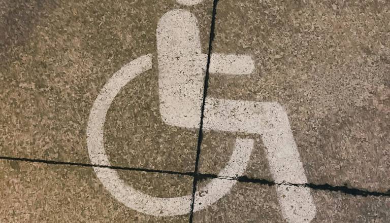 Dvigalo za 2000 evrov namesto 10.000: Slovenec presenetil s pametno rešitvijo težave invalidov