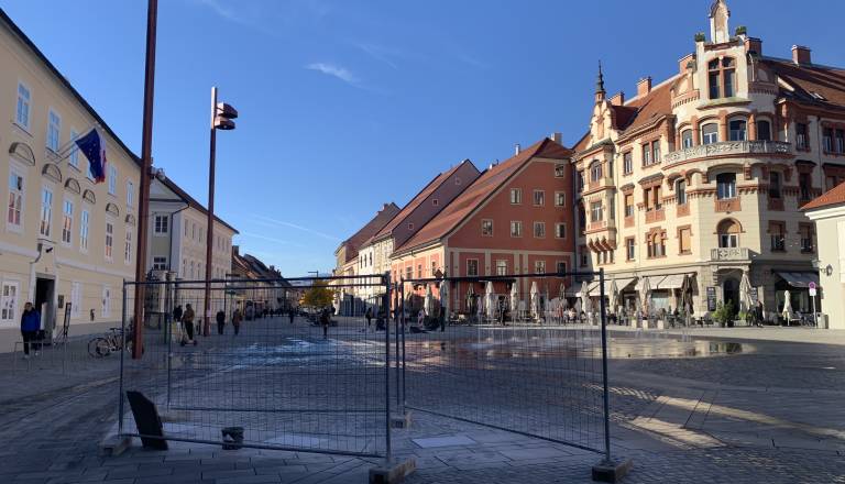 FOTO: Zgodba brez epiloga. Na Glavnem trgu v Mariboru znova menjava tlakovcev