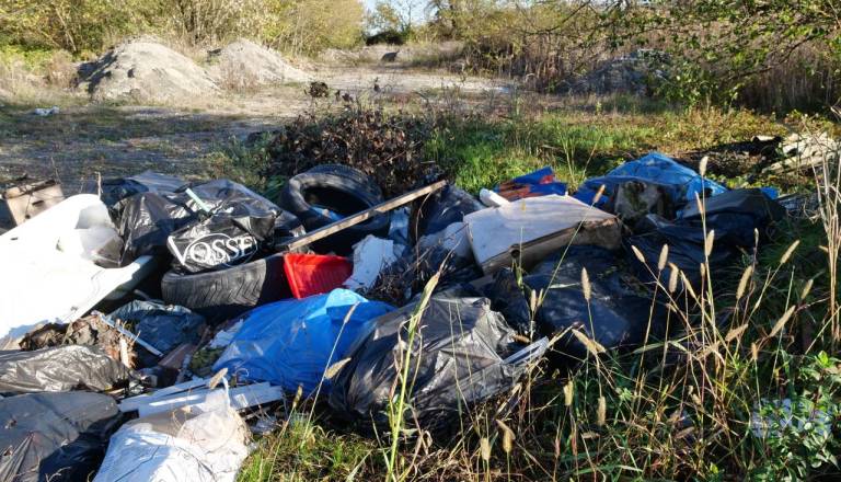 FOTO in VIDEO: Ob cestah v Veščici kupi smeti, mimoidoči ogorčeni