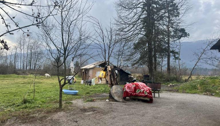 Romska problematika v Ribnici: Večina objektov ni priključena na vodovod, kanalizacija ni urejena
