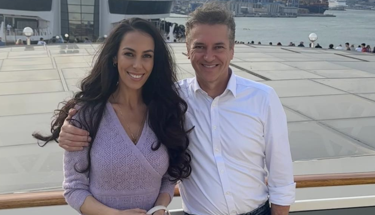 Tina Gaber in Robert Golob pozdravila novega družinskega člana