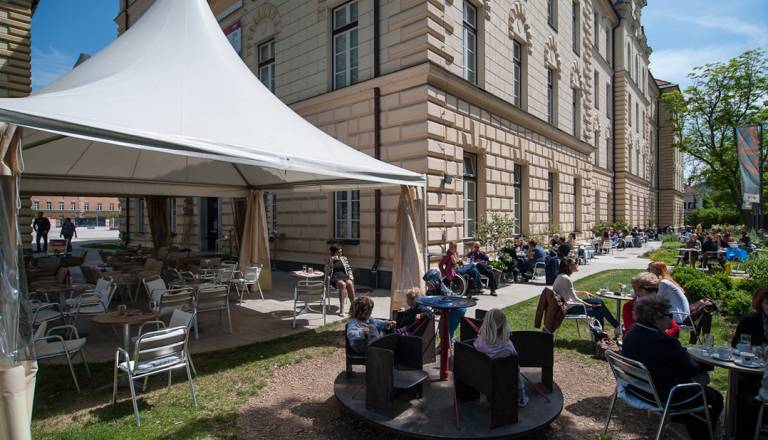 Nočna mora v nedeljo dopoldan: Narkomanka napadla goste v znani ljubljanski kavarni, policija razkrila ukrepe