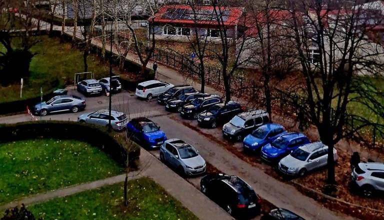 Dovolilnice in parkomati v Štepanjskem živcirajo stanovalce, Janković: »Ne bom dopustil parkiranja po zelenicah!«