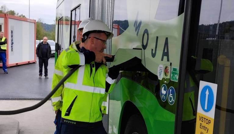 FOTO: Tako izgleda nova vodikova polnilnica v Stanežičah, opravili so prvo poskusno polnjenje avtobusa