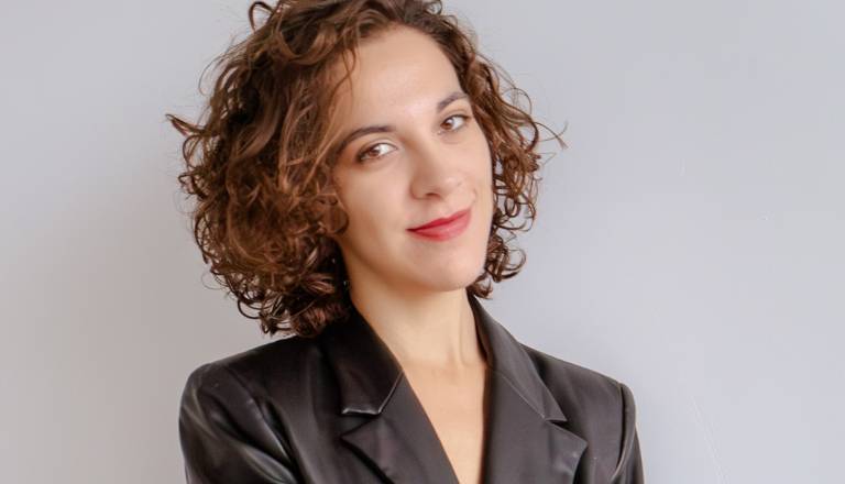 Ljubljančanka, ki je zaigrala ob Keiri Knightley: Alya Elouissi osvaja svet filma in glasbe