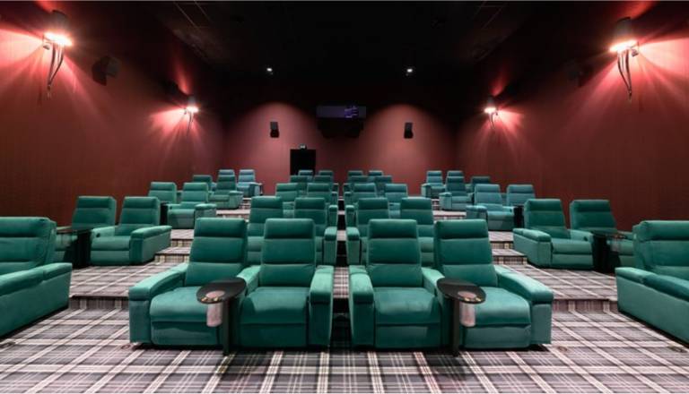 Ali se bolj splača v kino čez mejo? Primerjava ponudbe in cen