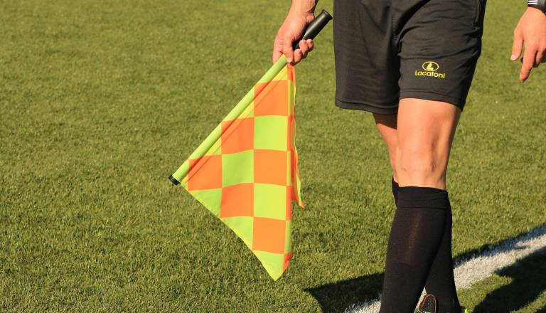 Pomočnika sodnika polili s pivom in proti njemu odvrgli plastenko in pločevinko