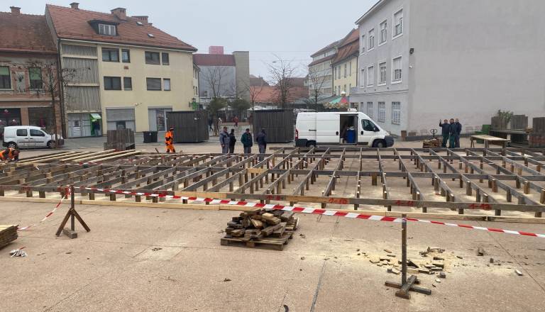 FOTO: Priprave na zimsko idilo na Ptuju, drsališče počasi dobiva svojo podobo