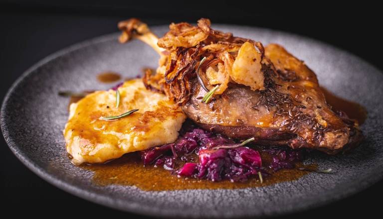 Ko zadiši po domačem: recept za hrustljavo račko z mlincem in jabolki