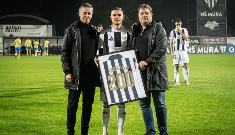 Bobičanec prejel spominski dres za 200 nastopov