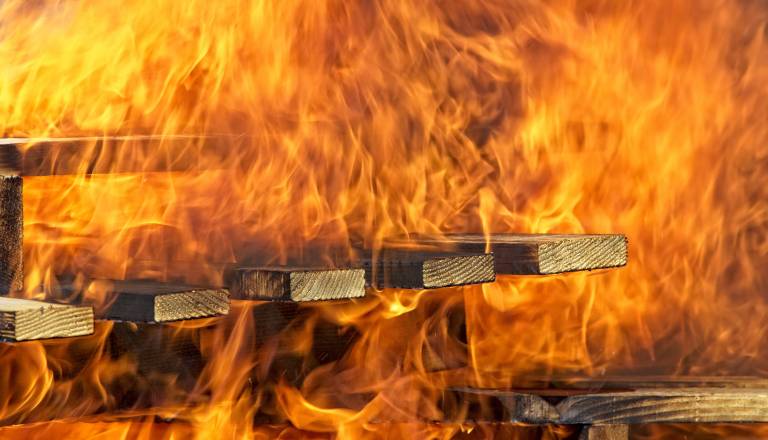 Gorelo skladišče parfumov: potrjene so smrtne žrtve