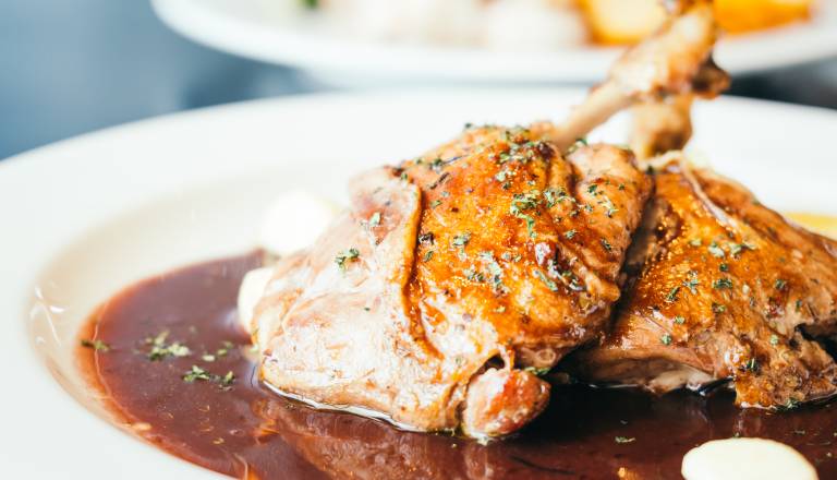 Gostje prihajajo? Račka z mlinci in jabolki bo očarala vse za mizo