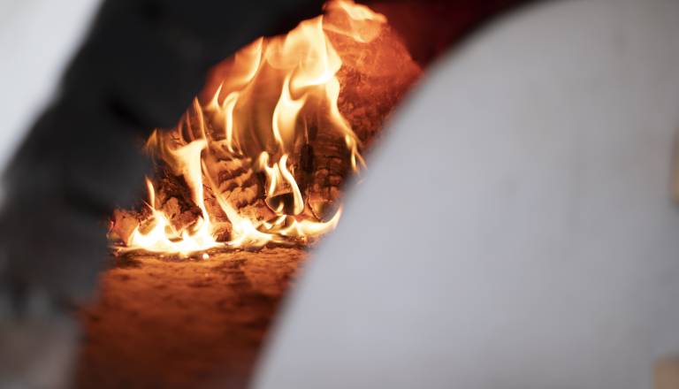 V skladišču parfumov izbruhnil požar, potrjene smrtne žrtve