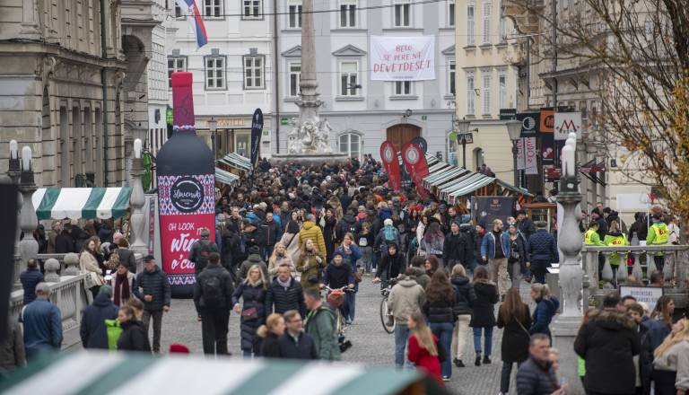FOTO in VIDEO: Ulice starega mestnega jedra preplavila Ljubljanska vinska pot