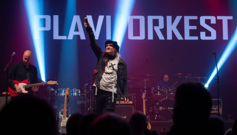 FOTO in VIDEO: V Mariboru odmevale večne klasike! Plavi orkestar do zadnjega kotička napolnil dvorano Tabor