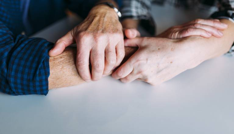 'Delovna akcija' Minki in Tončku prinesla 2611 evrov dolga za elektriko