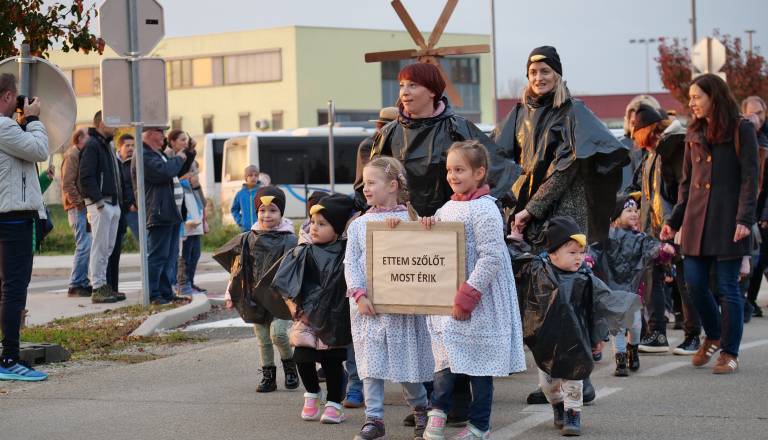 FOTO in VIDEO: Vesela jesenska povorka Vrtca Lendava navdušila na martinovanju