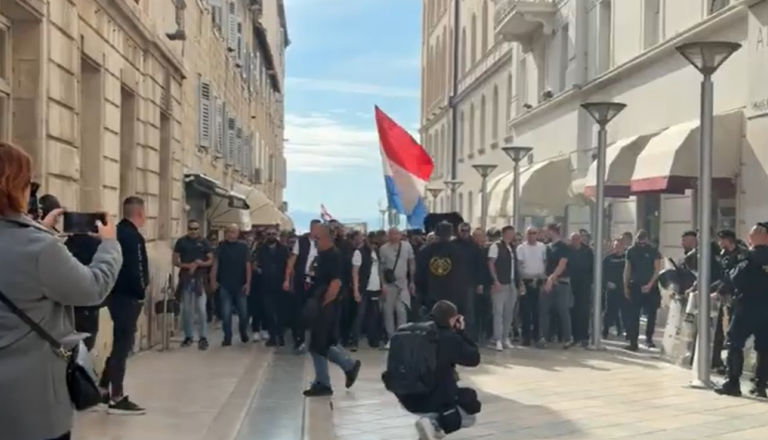 VIDEO: V Splitu množični protest po aretacijah navijačev Torcide, incident tudi v Zagrebu