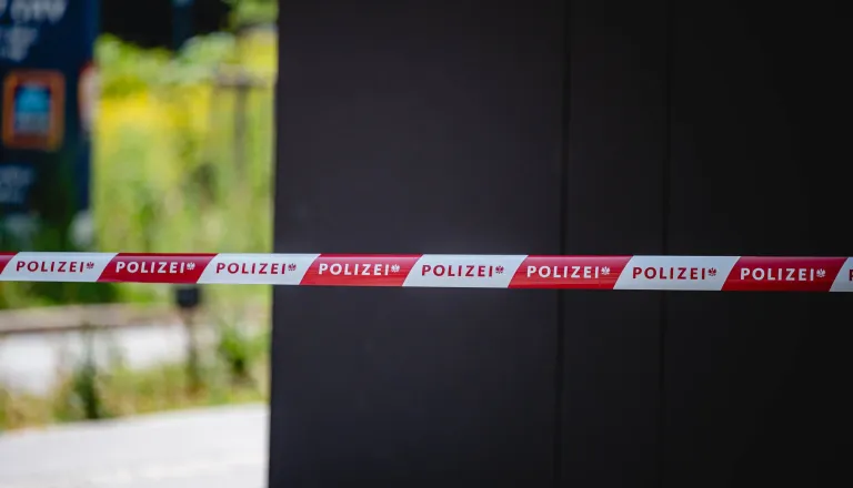 Tragedija čez mejo: Mama z avtom povozila enoletno hčerko