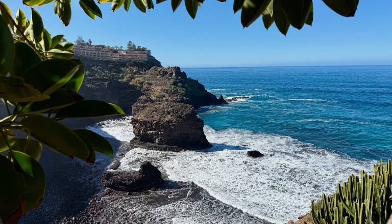 Visoki valovi na Tenerifih zahtevali tri življenja