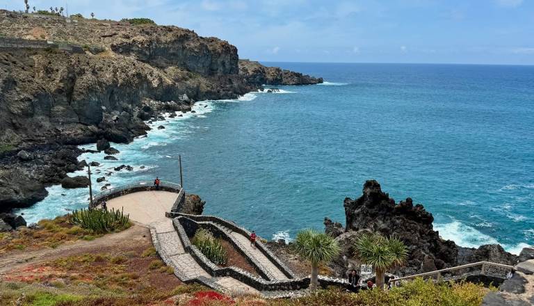 Smrtonosni valovi udarili Tenerife: Tri žrtve in številni poškodovani