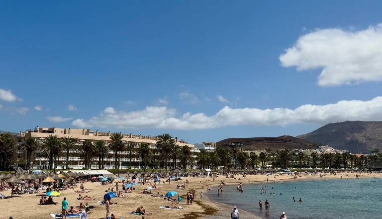 Smrtonosni valovi udarili Tenerife: Tri žrtve in številni poškodovani