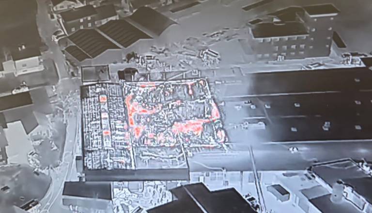 Ponoči izbruhnil obsežen požar: Ogenj zajel več kot 2000 kvadratnih metrov industrijskih prostorov