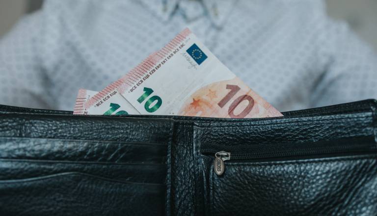 Se splača ostati na socialni pomoči? Par s petimi otroki 3360 evrov mesečno 