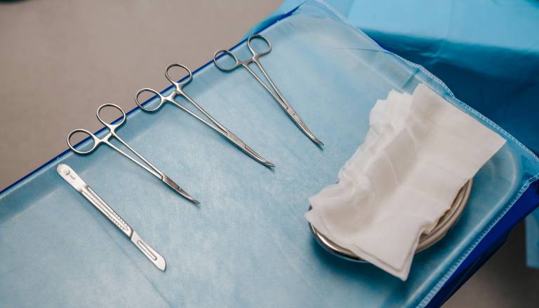 Strašno odkritje pri naših sosedih: Zdravniku, ki je brez licence obrezoval dečke, odredili hišni pripor