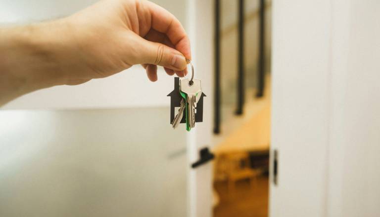 FOTO: Še en oglas za 'stanovanje', ki pusti brez besed: Za 850 evrov lahko živite na kolesih